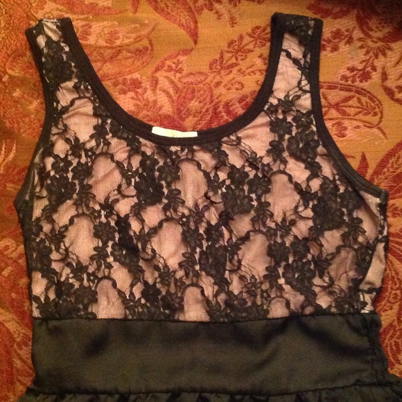🔥💥PRICE DROP 💥 JR BLACK SATIN AND LACE DRESS - Picture 2 of 4