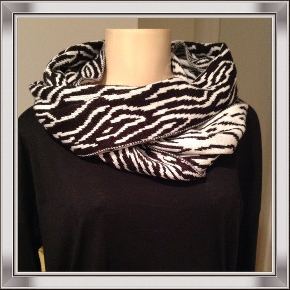 🚫BUNDLED🚫⭐️Zebra Infinity Scarf NWOT⭐️