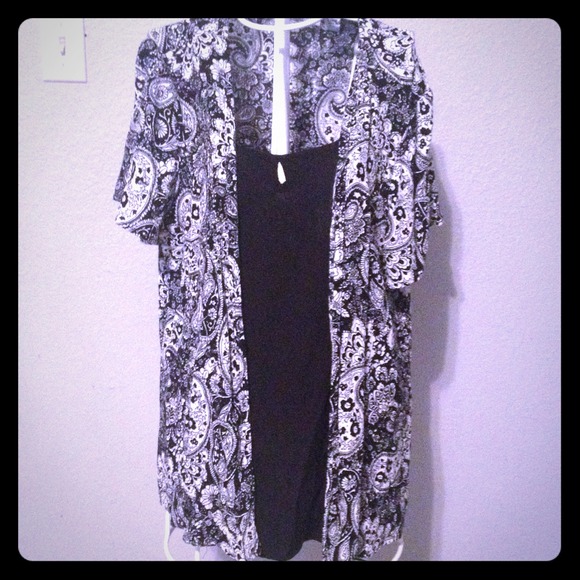 🚫SOLD🚫Black and white keyhole top