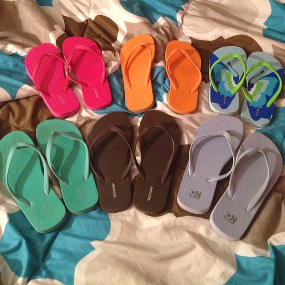 6 pairs of beach flip flops