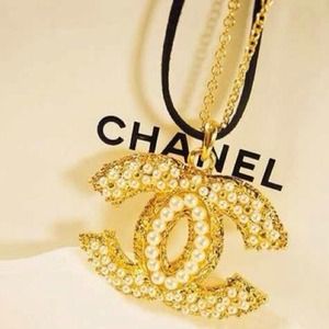 Chanel necklace+ cc earring