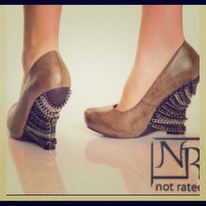 New in box Not Rated Bracee Wedge in Black