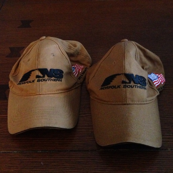 2 adjustable hats for different sizes