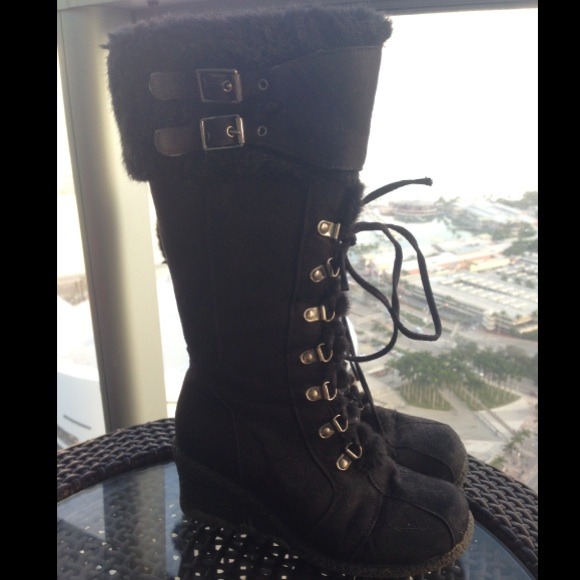 SOLD****Black boots with the fur 💃