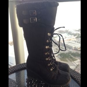 SOLD****Black boots with the fur 💃