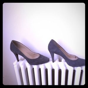 Gray suede Ellen Tracy pumps