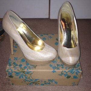 Beige Bamboo pumps