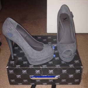 Ashton grey toe pump