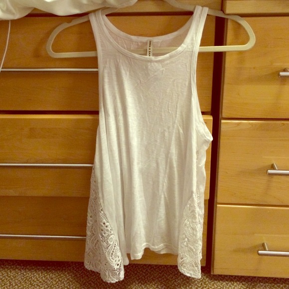 🎈SOLD🎈LF white tank with lace detail