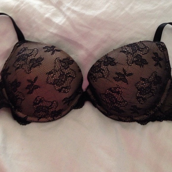 REDUCED Victoria secret bio fit Demi up lift bra🌺