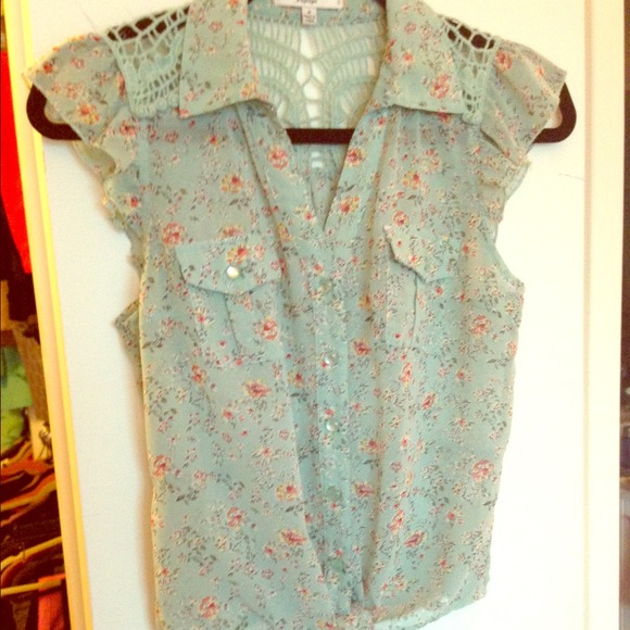 ****SOLD****Country cutie tie up blouse