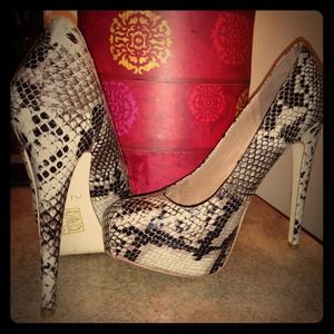 Also snakeskin pumps