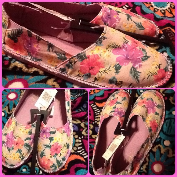Steve Madden Shoes - Floral shoes!