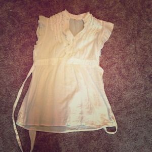 Super cute white linen top!