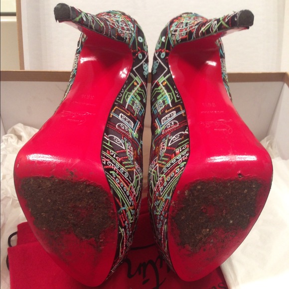 🚫SOLD🚫 🎉 HOST PiCK 🎊 CHRiSTiAN LOUBOUTiN SHOES - Picture 3 of 4