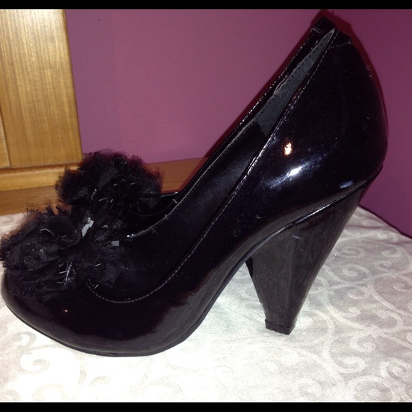 Kensie Pumps with flower