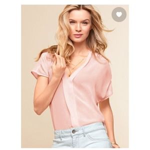 💕BRAND NEW Short Sleeve V-Neck Blouse 💕