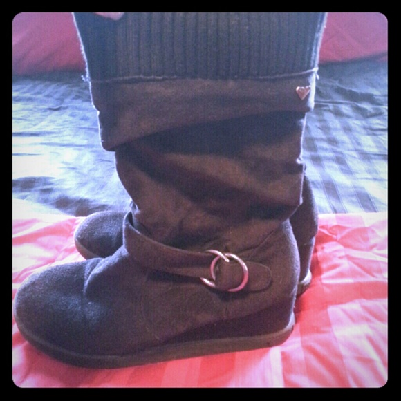 Cute black Roxy boots!