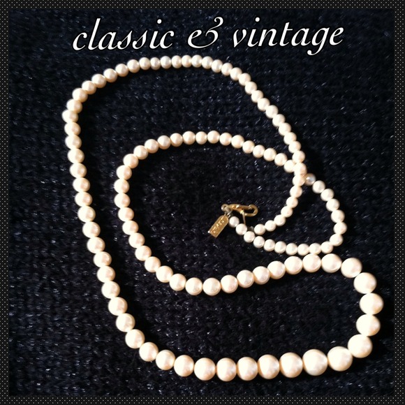 Marvella Jewelry - Marvella vintage glass pearls necklace