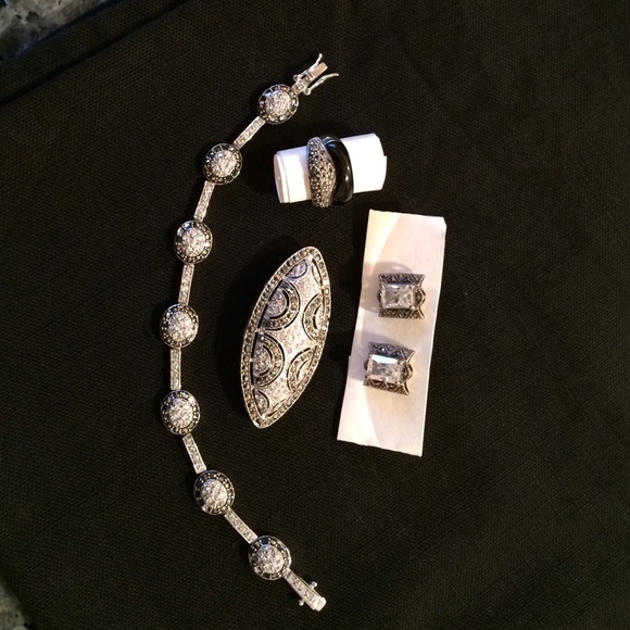 Great antique looking set black/silver jewelry