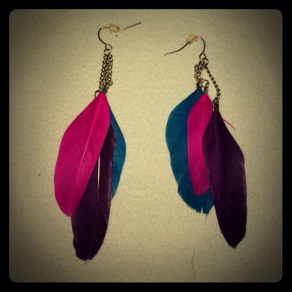 Dangled feather earrings. 3feathers on each - Picture 1 of 1