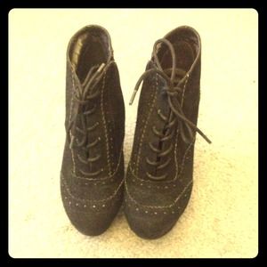 Foreign exchange black wedges