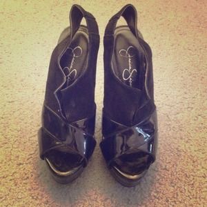 Jessica Simpsons black pumps