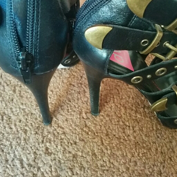 Black heels - Picture 2 of 2