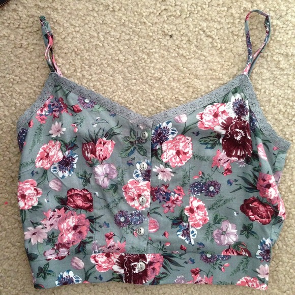 SOLD✨Tillys full tilt crop top
