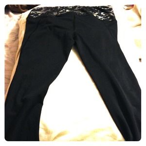 Under Armour heat gear crops. Size small.