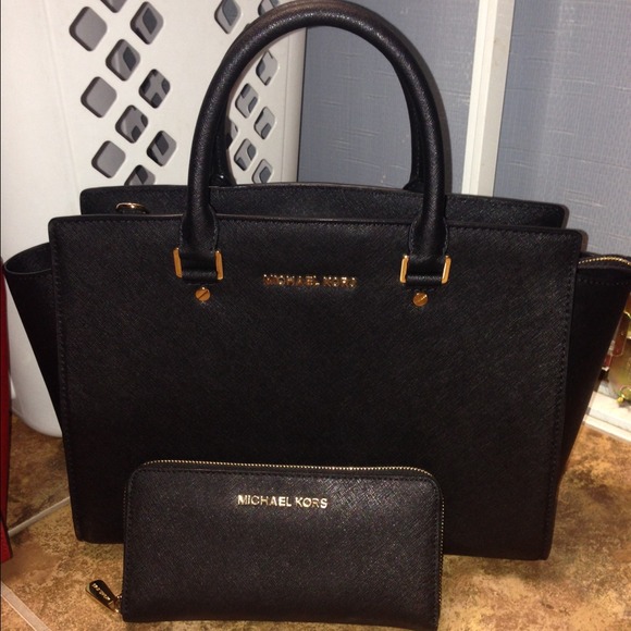 Black Large Selma w/ gold hardware