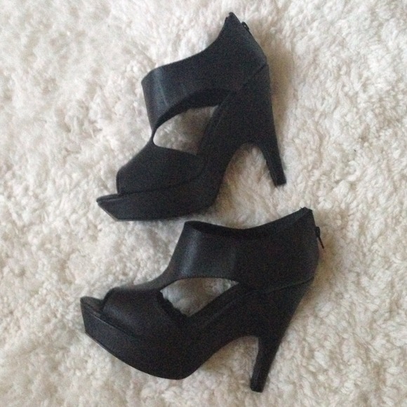 Super sexy cut out platform heel