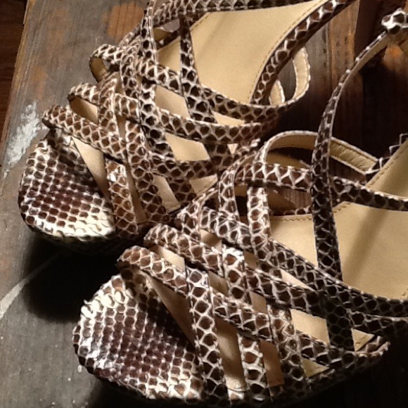 VC Signature,7M,Leather,Snakeskin,Phoebe Sandal - Picture 2 of 4