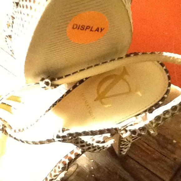 VC Signature,7M,Leather,Snakeskin,Phoebe Sandal - Picture 4 of 4