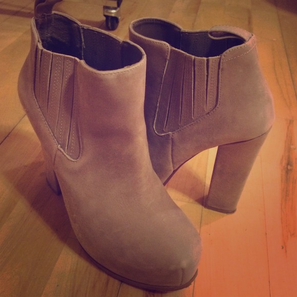SOLD!💯 authentic Steve Madden!! Amazing Booties!! - Picture 1 of 3