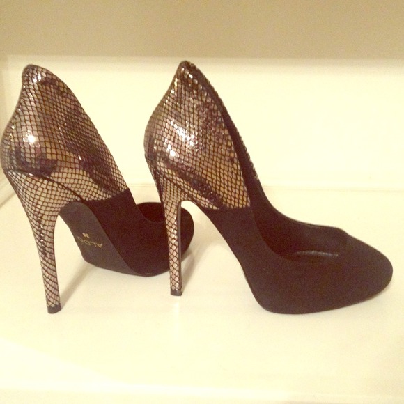 NEW. Beautiful blk suede and pewter Aldo heels.