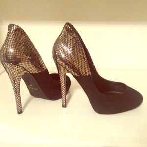 NEW. Beautiful blk suede and pewter Aldo heels.