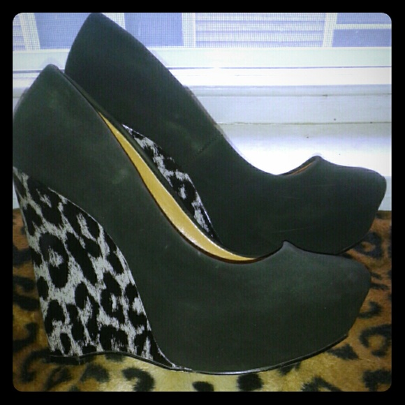 Shoedazzle Shoes - ⚠LAST CHANCE⚠ Black snow leopard wedge heel