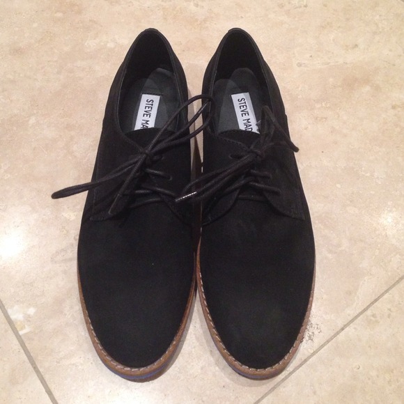 Flat lace up shoes.