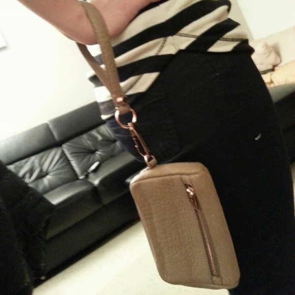 Fumo wristlet in Latte w/rose gold hardware - Picture 2 of 4