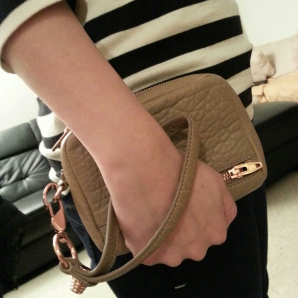 Fumo wristlet in Latte w/rose gold hardware - Picture 3 of 4