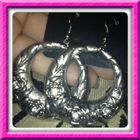 NEW SILVER TONE DANGLE...............REDUCED