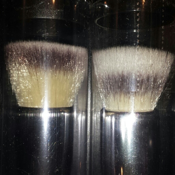 Bundled it Cosmetics Foundation brush - Picture 2 of 2
