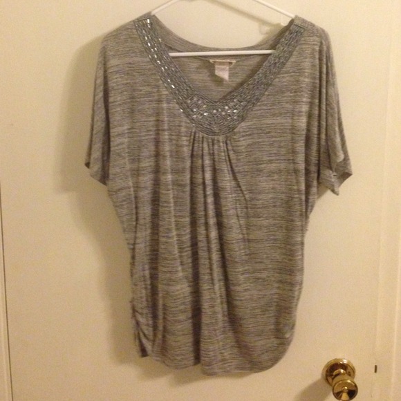 Cute gray top - Picture 1 of 3
