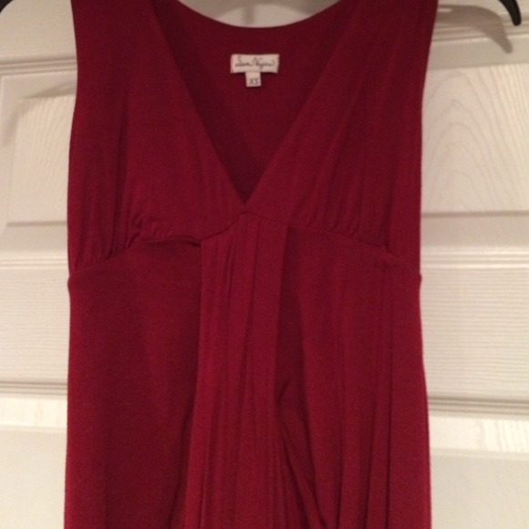 V--neck red dress. - Picture 2 of 3