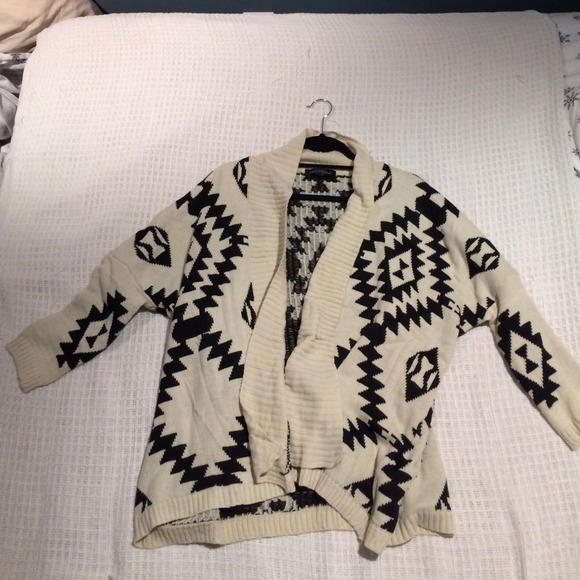 ✨PRICE REDUCED✨Super trendy cardigan!