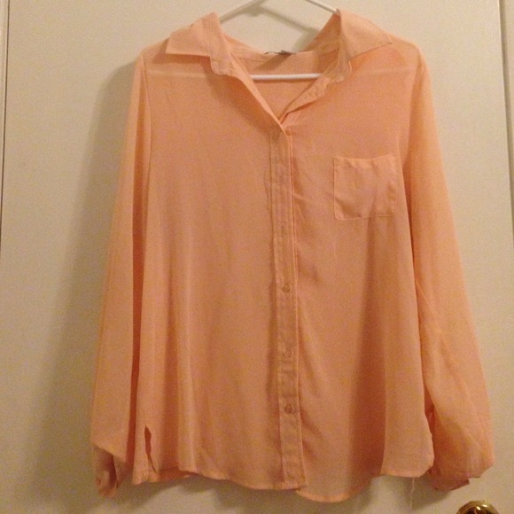 Cute peach colored blouse. - Picture 1 of 3