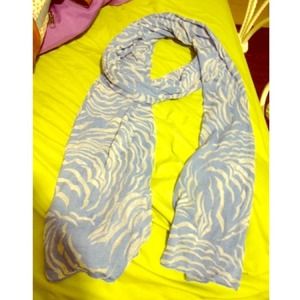 Blue and white ripple scarf