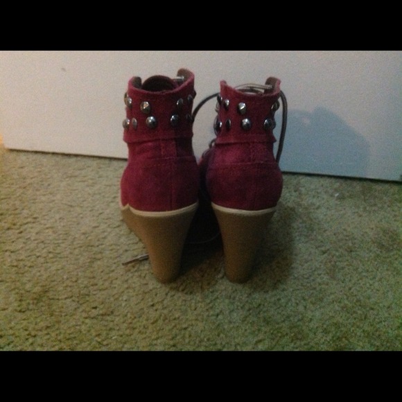Wedge with studs. - Picture 2 of 3