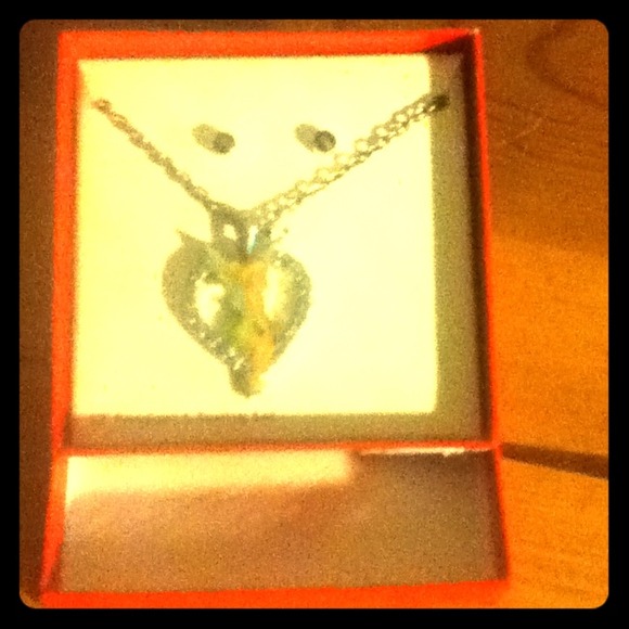 Pair of new stud earrings, a tinkerbell necklace - Picture 1 of 2